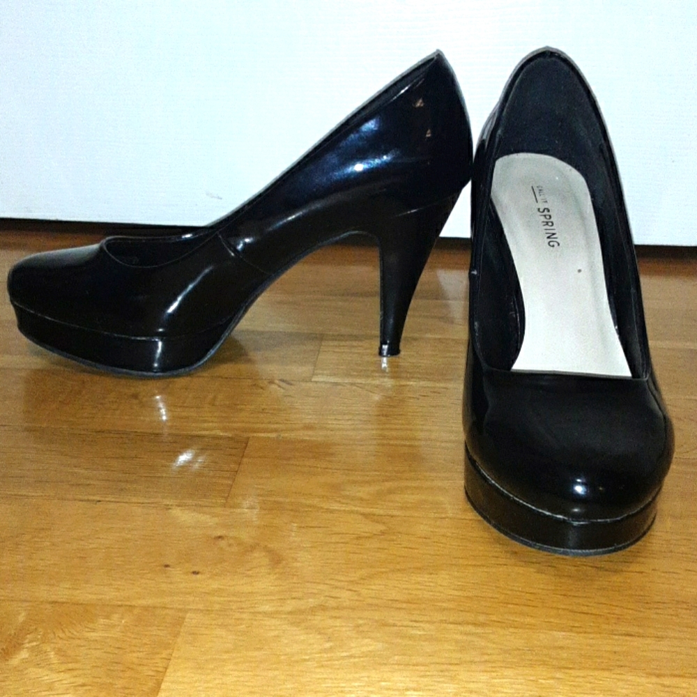 Black pumps
